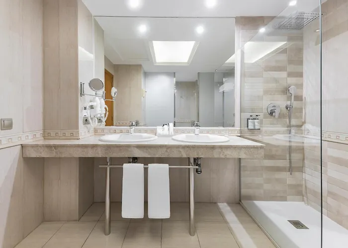 Elba Aeropuerto Business & Convention Hotel 4*